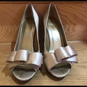 Nude satin bow peep toe pump